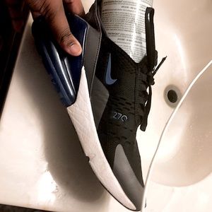 I’m selling theses shoes bc I can’t fit them